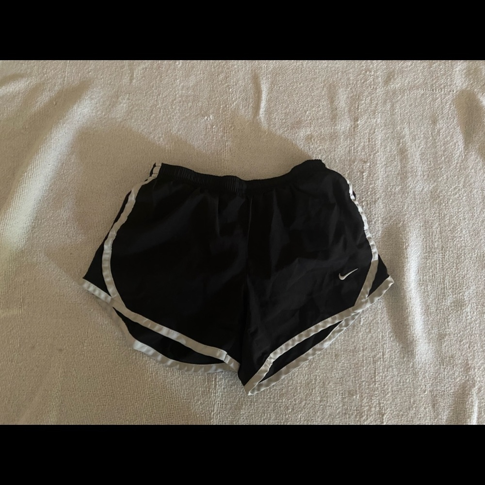 🌹- Girls Nike sports shorts